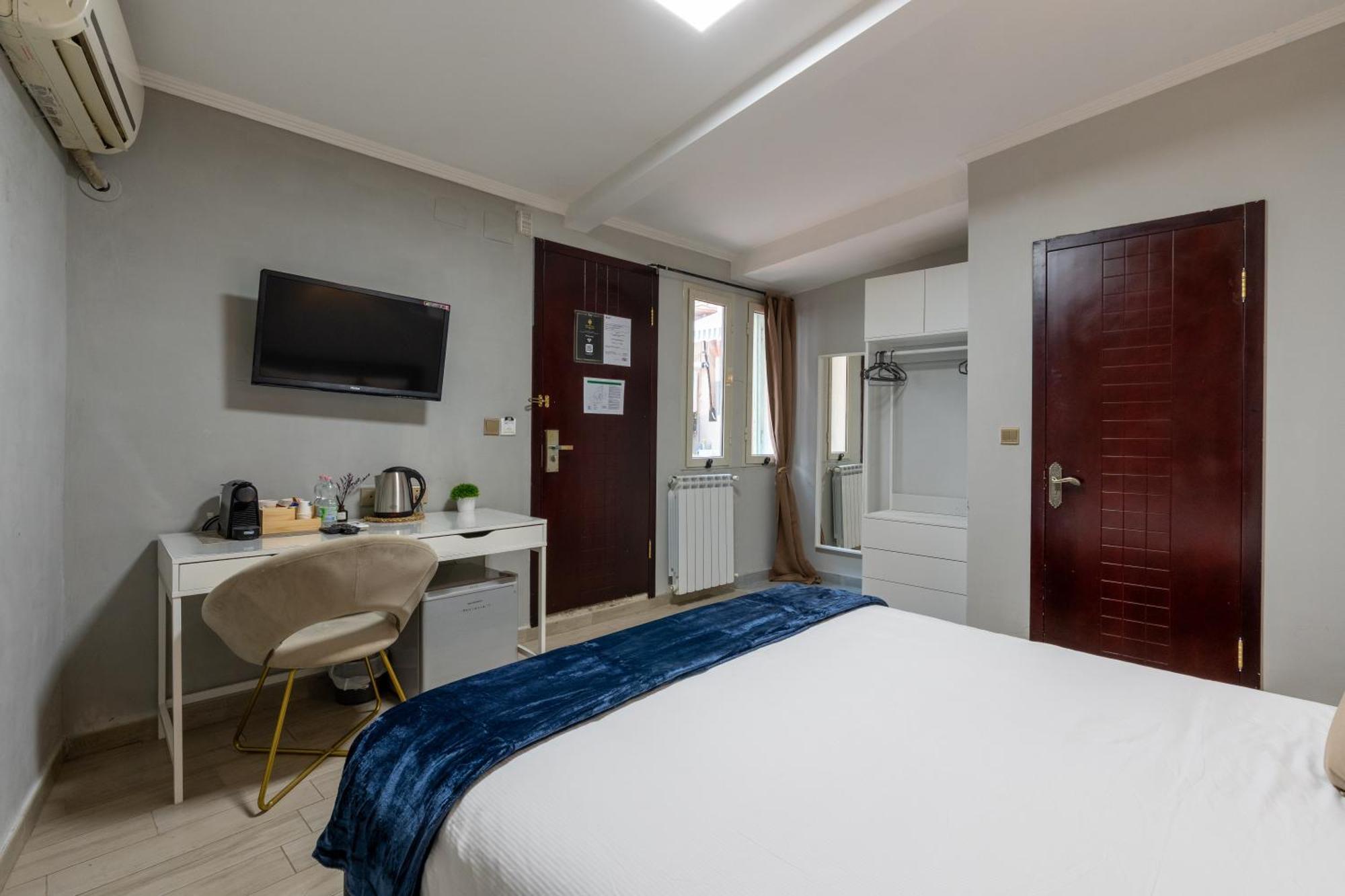 Portafortuna Guesthouse - Close To Colosseum Рим Экстерьер фото