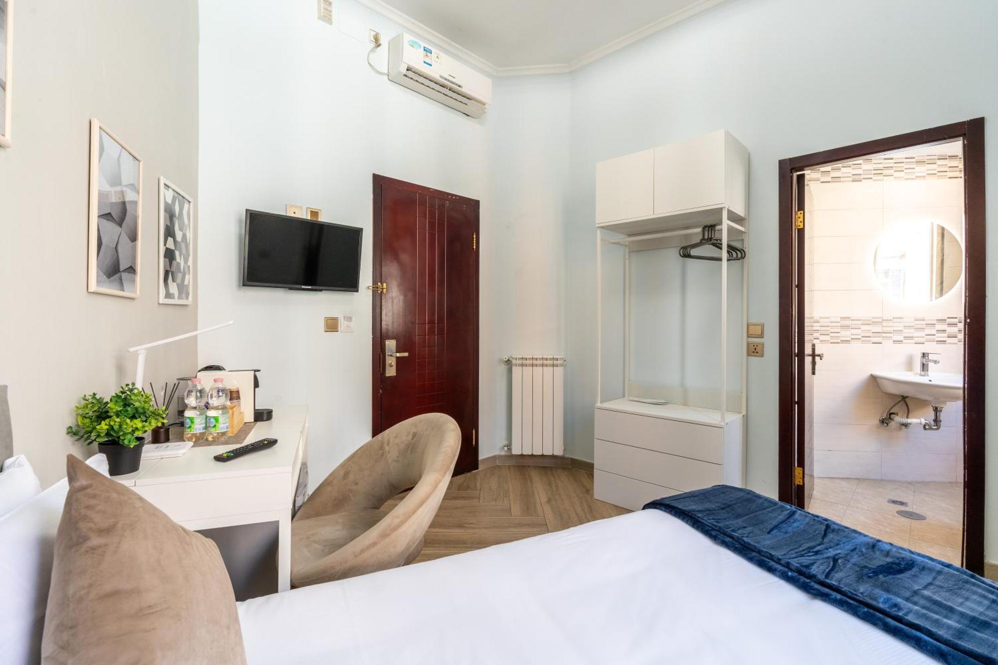 Portafortuna Guesthouse - Close To Colosseum Рим Экстерьер фото