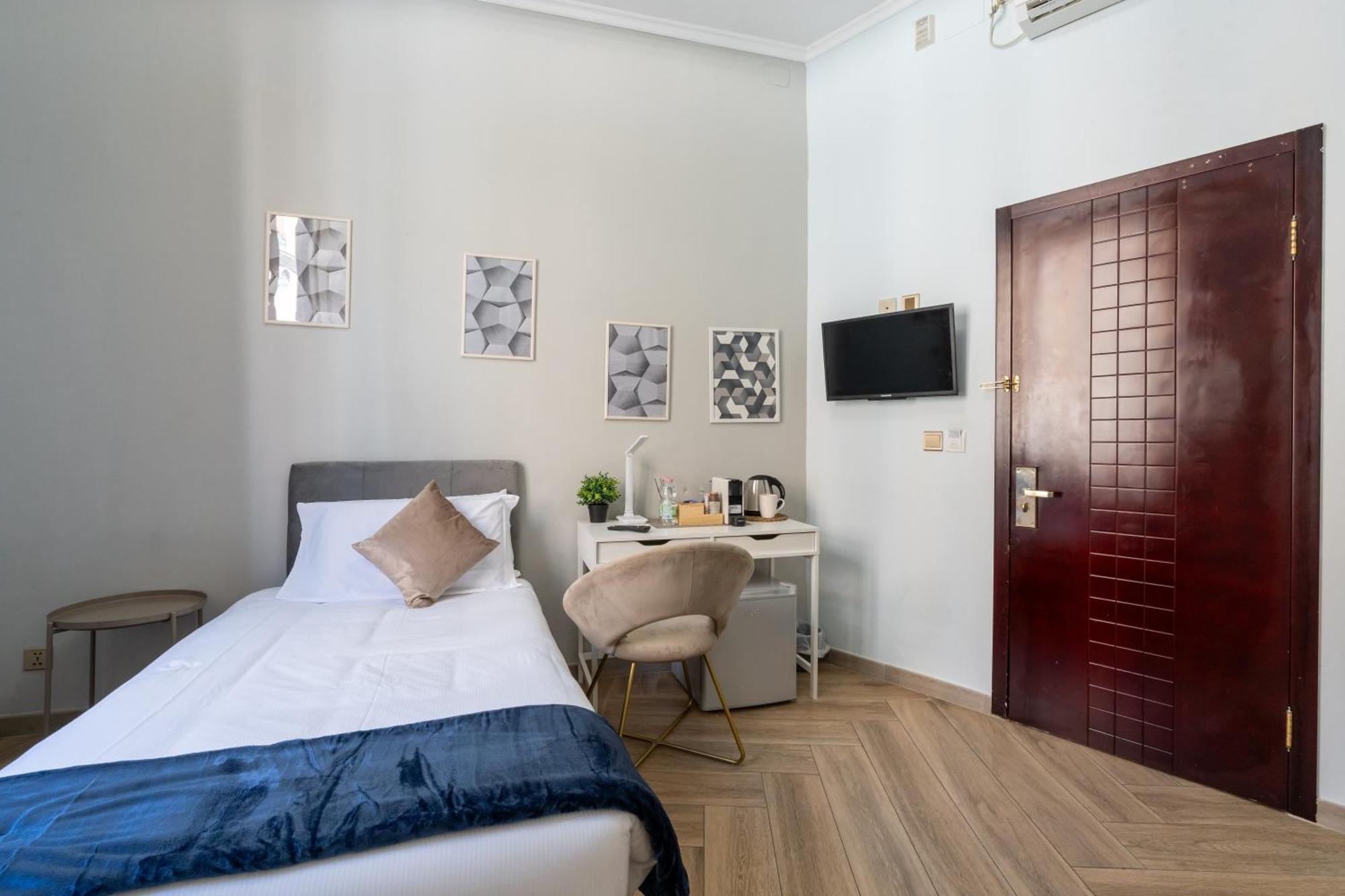 Portafortuna Guesthouse - Close To Colosseum Рим Экстерьер фото