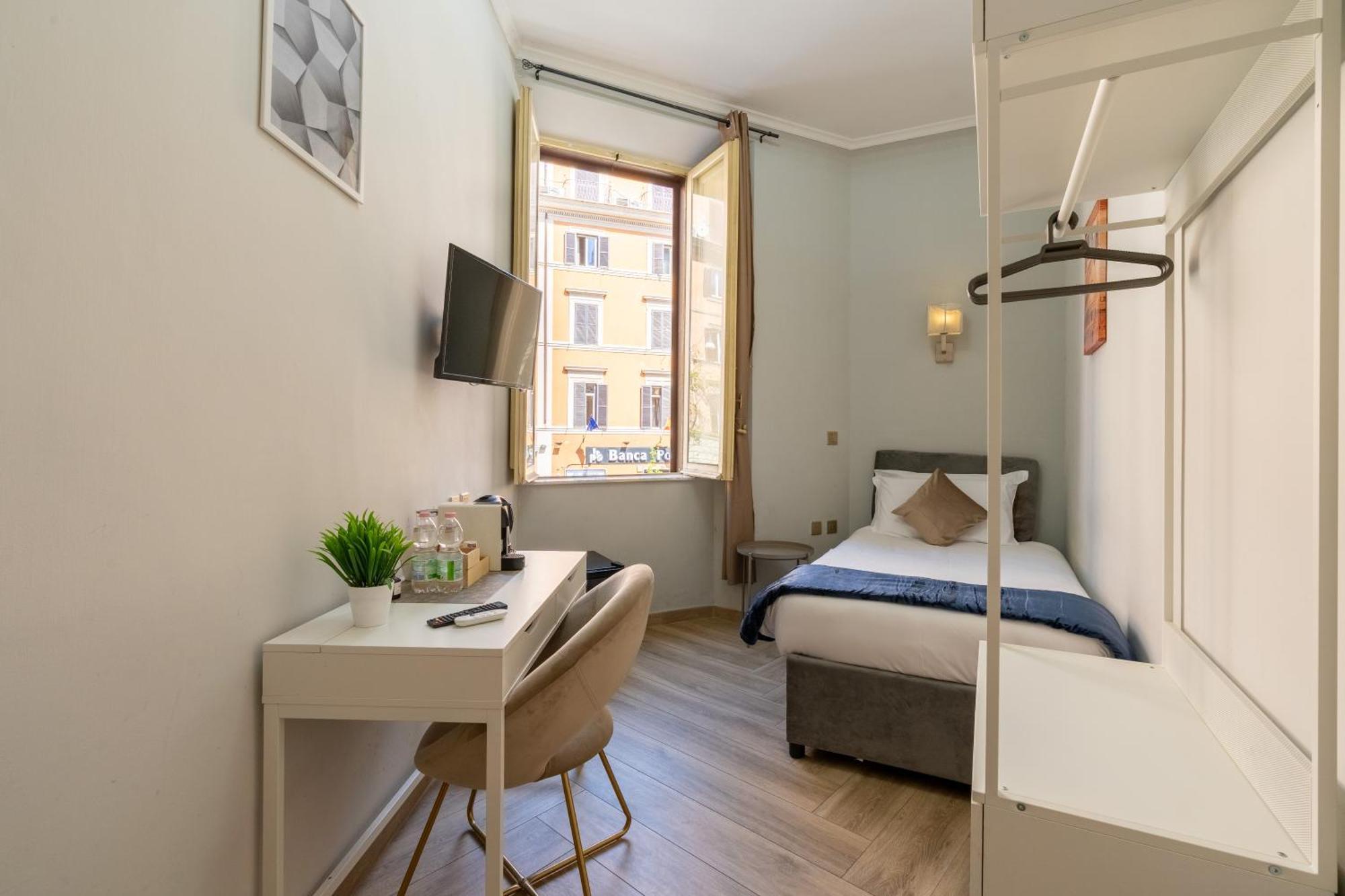 Portafortuna Guesthouse - Close To Colosseum Рим Экстерьер фото