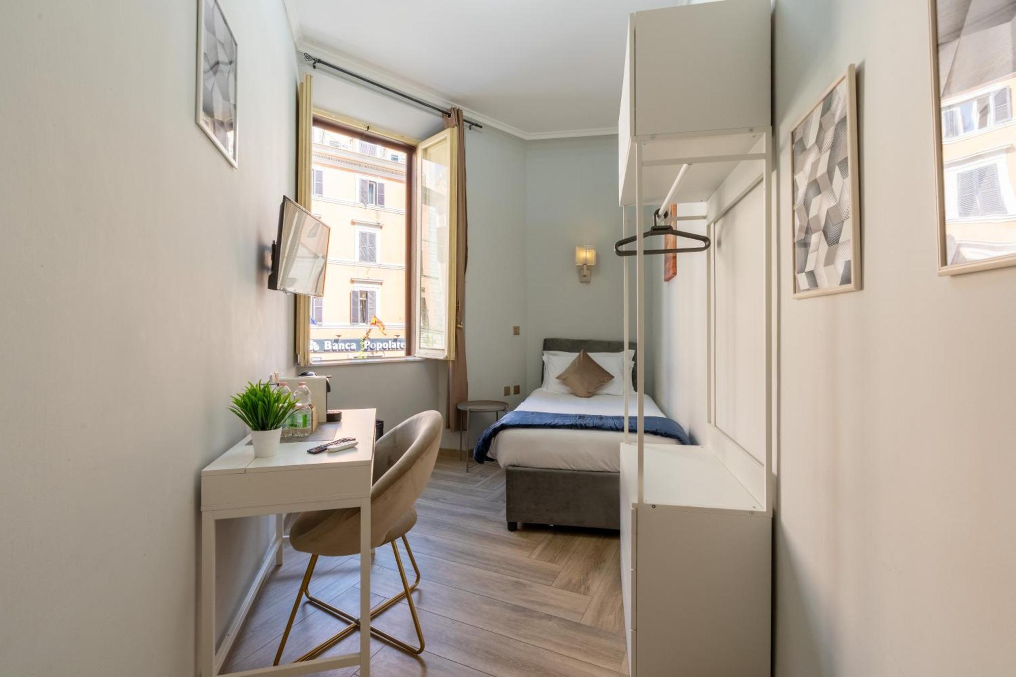 Portafortuna Guesthouse - Close To Colosseum Рим Экстерьер фото