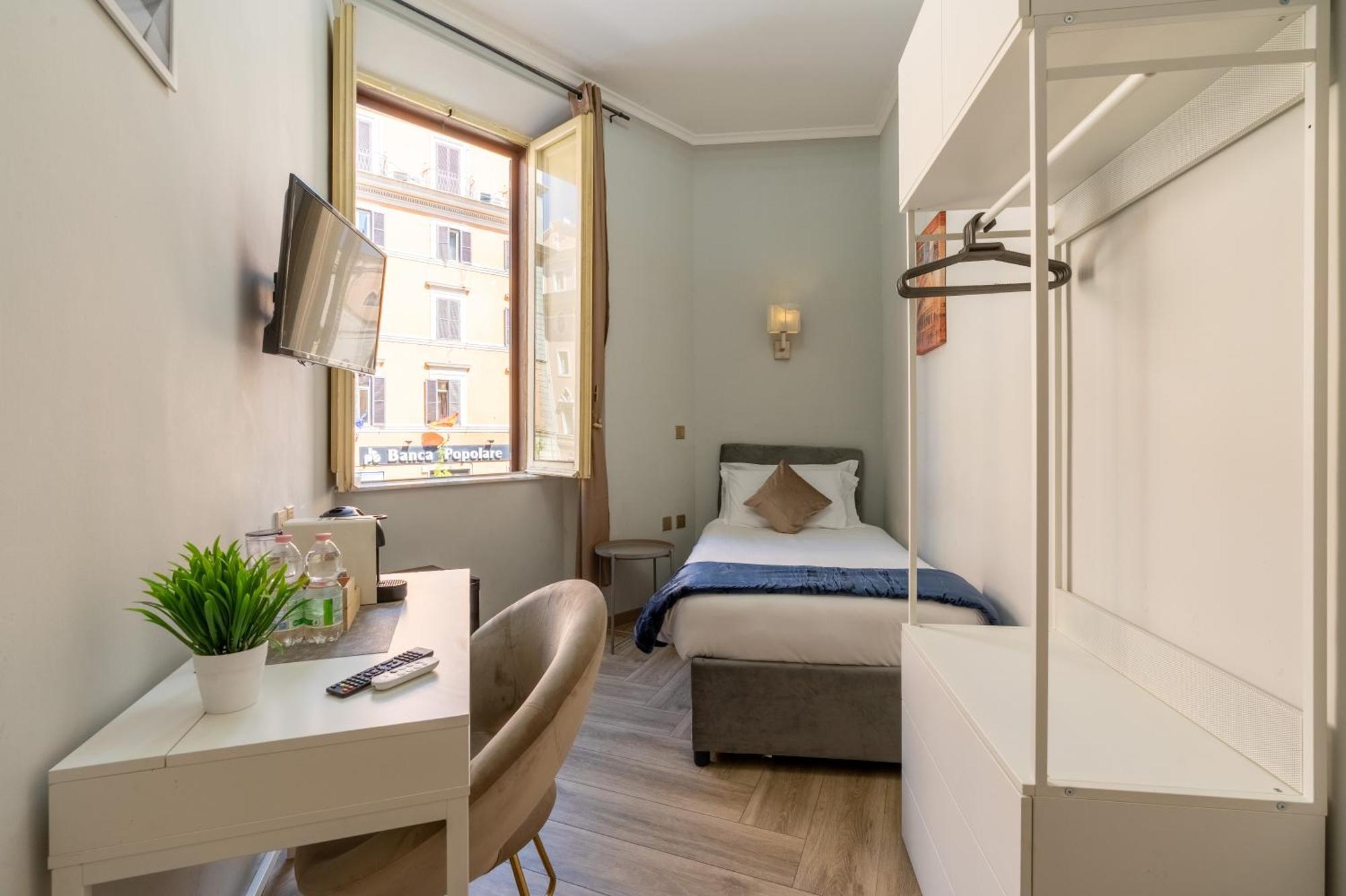 Portafortuna Guesthouse - Close To Colosseum Рим Экстерьер фото