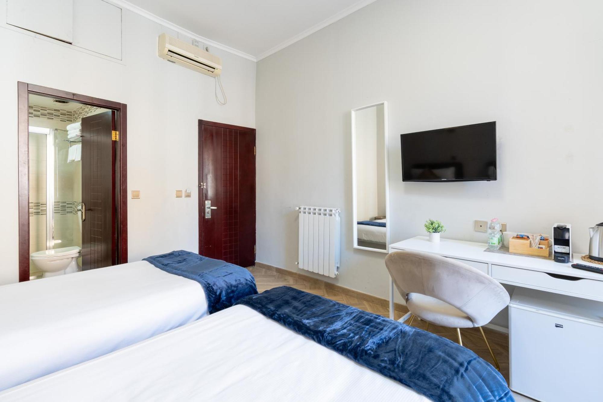 Portafortuna Guesthouse - Close To Colosseum Рим Экстерьер фото